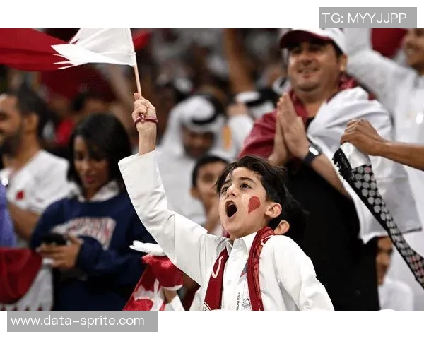 足球明星身着白袍展现优雅风采的女子魅力瞬间